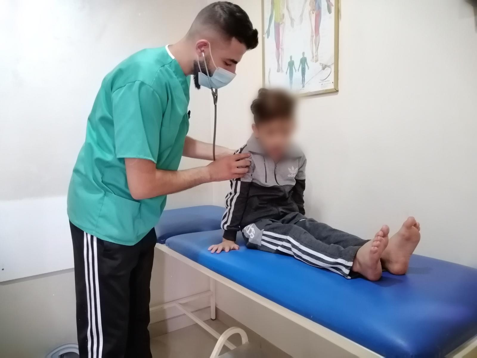 طفل بحاجة مساعدة طبية