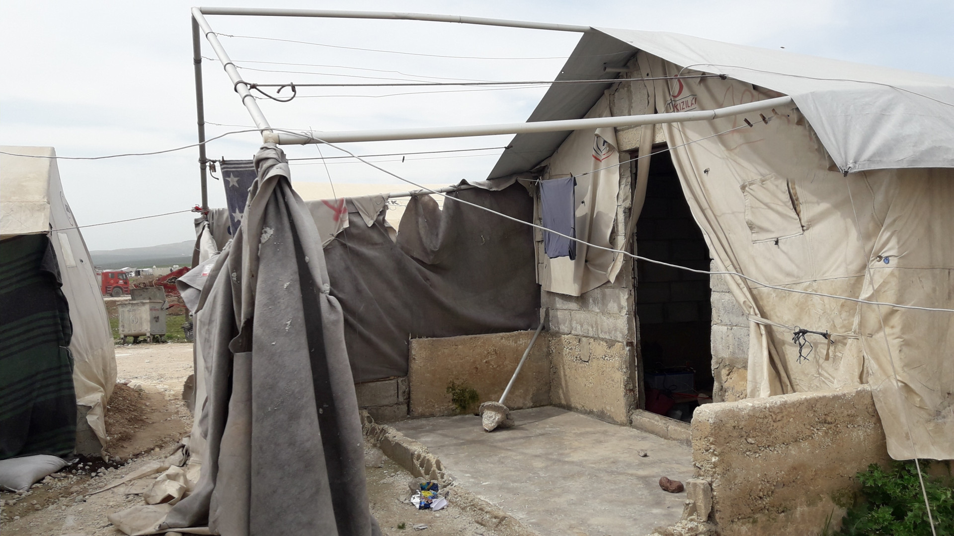 كيف لعائلة أن تعيش في خيمة ممزقة؟