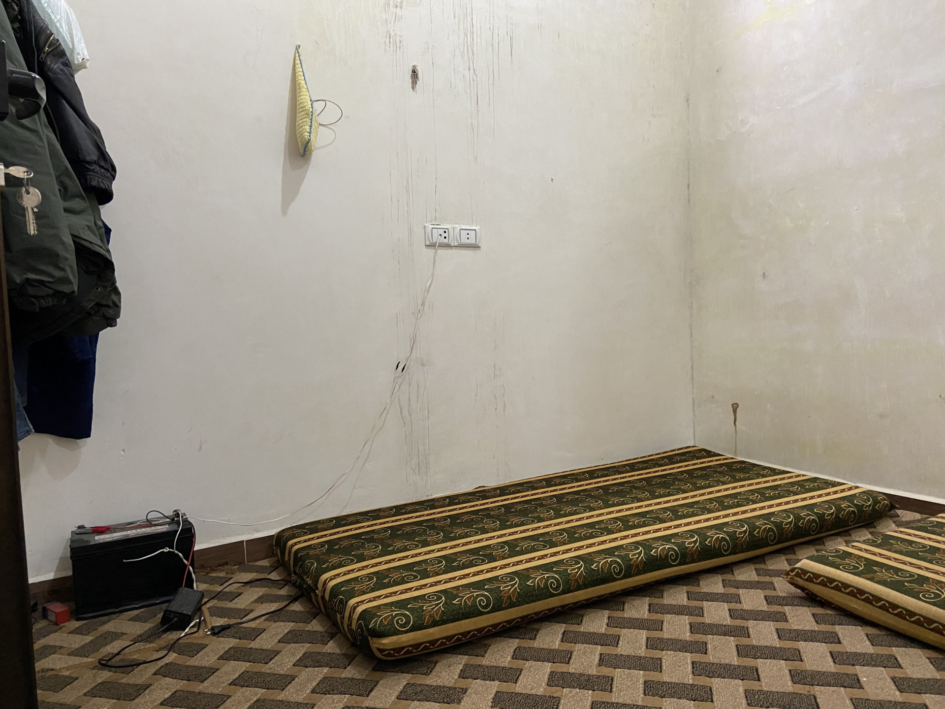A displaced man is threatened to be expelled in case he does not pay the rent!