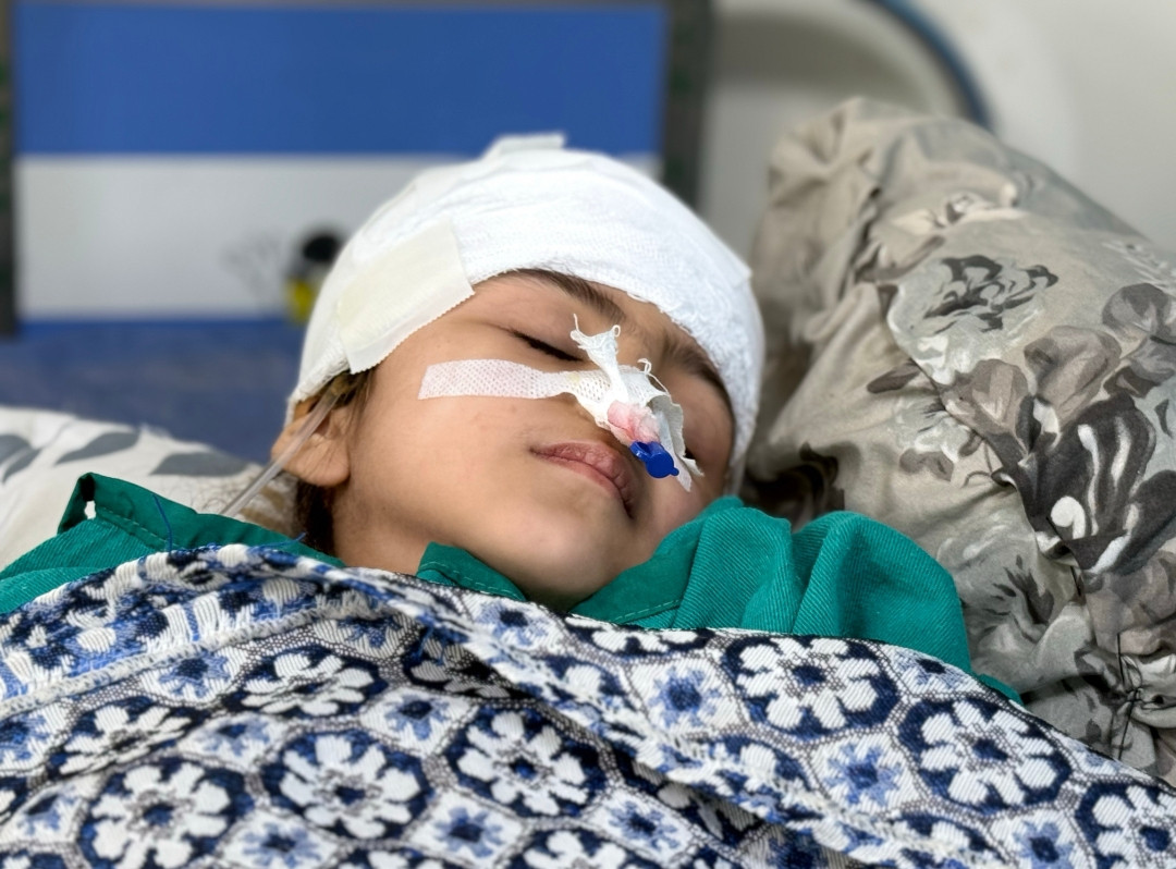 من يساند طفلة تواجه التهاباً في دماغها؟