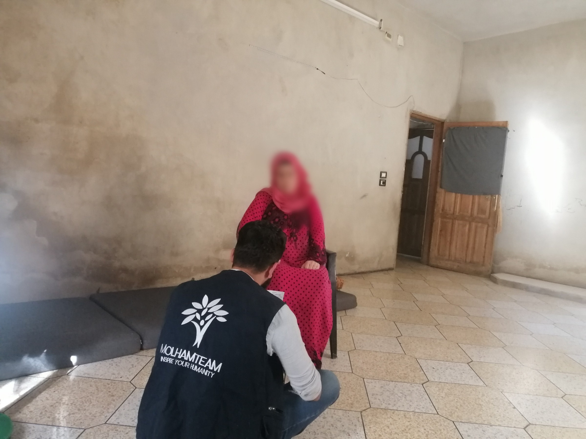 نازحة مصابة بمرض مناعي وتعاني آلام شديدة لكنها لا تملك ثمن الأدوية!