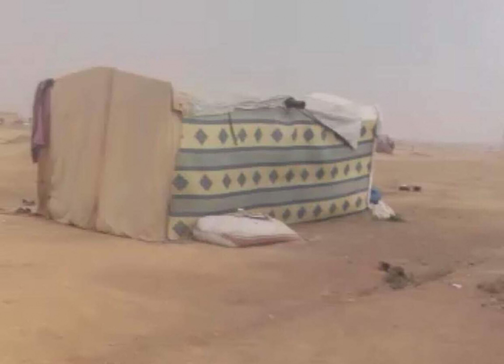Refugees with tough life conditions in the desert