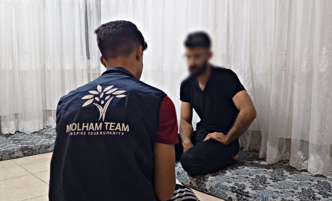10 أفراد في رقبة الأخ أحمد، الذي لا يستطيع العمل بسبب آلامه الكبيرة..