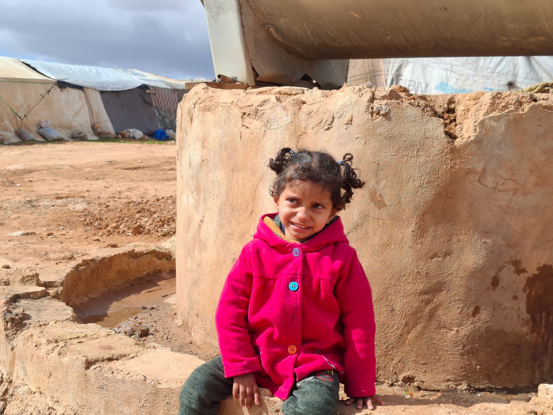 الطفلة فرح… علاجها أكبر من قدرة أهلها