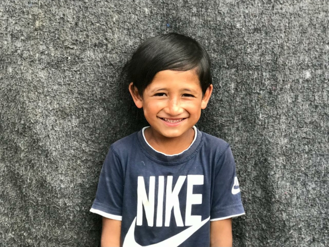 صهيب طفل يتيم من غزة.