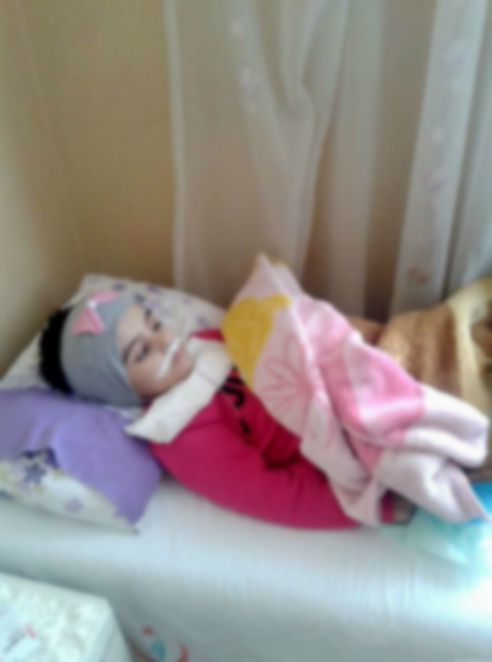 A little girl, paralyzed due to Meninges.
