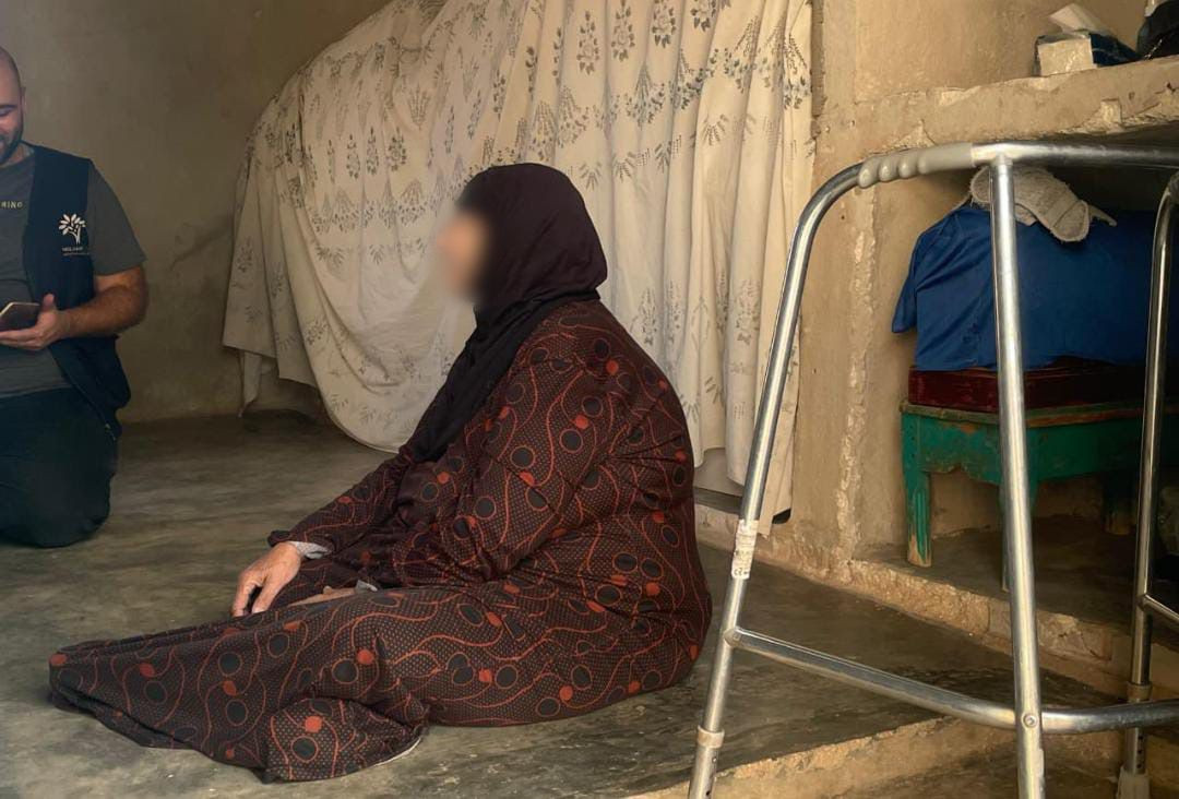 أسرةٌ، تحت سقفٍ مهدم