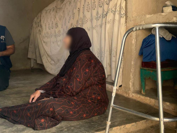 أسرةٌ، تحت سقفٍ مهدم