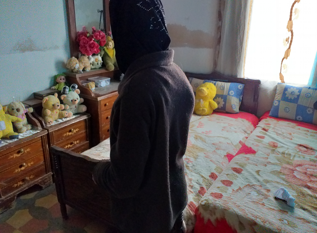 a girl suffers from lumbar scoliosis