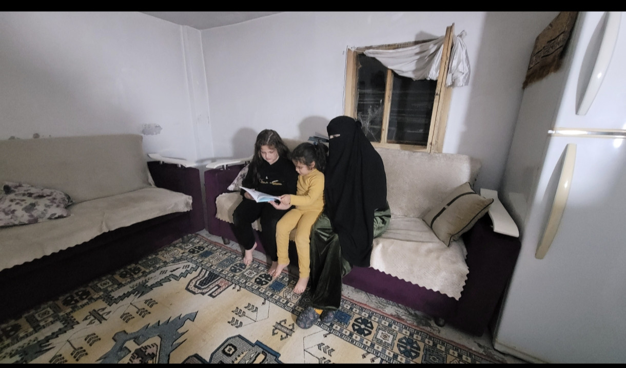 أسرةٌ مُثقلة بالديون والمعاناة !