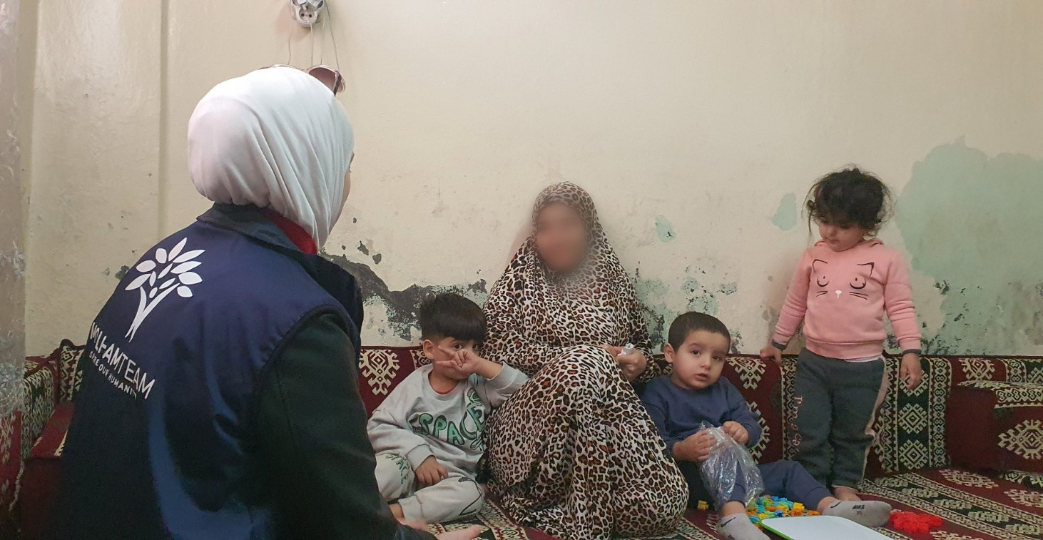نوال تعيش ظروفا صعبة معيلة ثلاث أطفال بعد وفاة زوجها بالزلزال