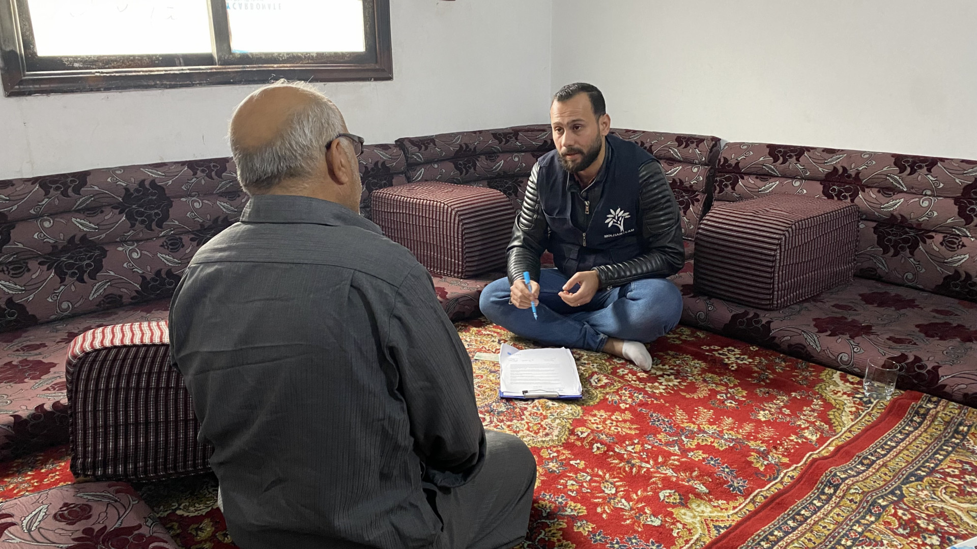 العم أحمد وعائلته يعيشون ظروفاً معيشية صعبة وبحاجة مساعدة إنسانية مستعجلة