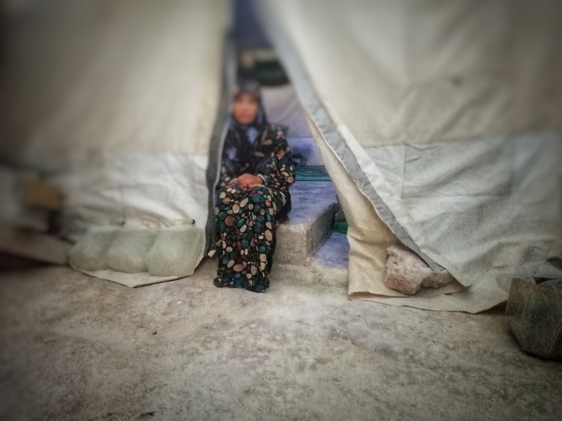 الخالة نُهاد تعاني من نقص سمع حسّي عصبي، وهي بحاجة للمساعدة في تأمين سماعات طبية لأذنها