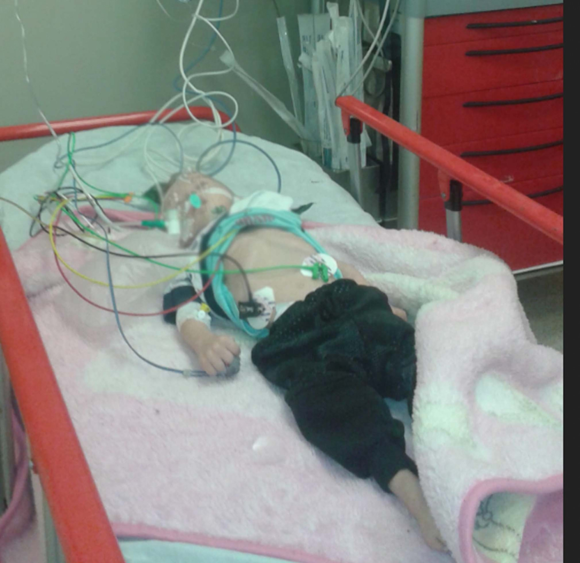 A little kid with infection, needs medications urgently