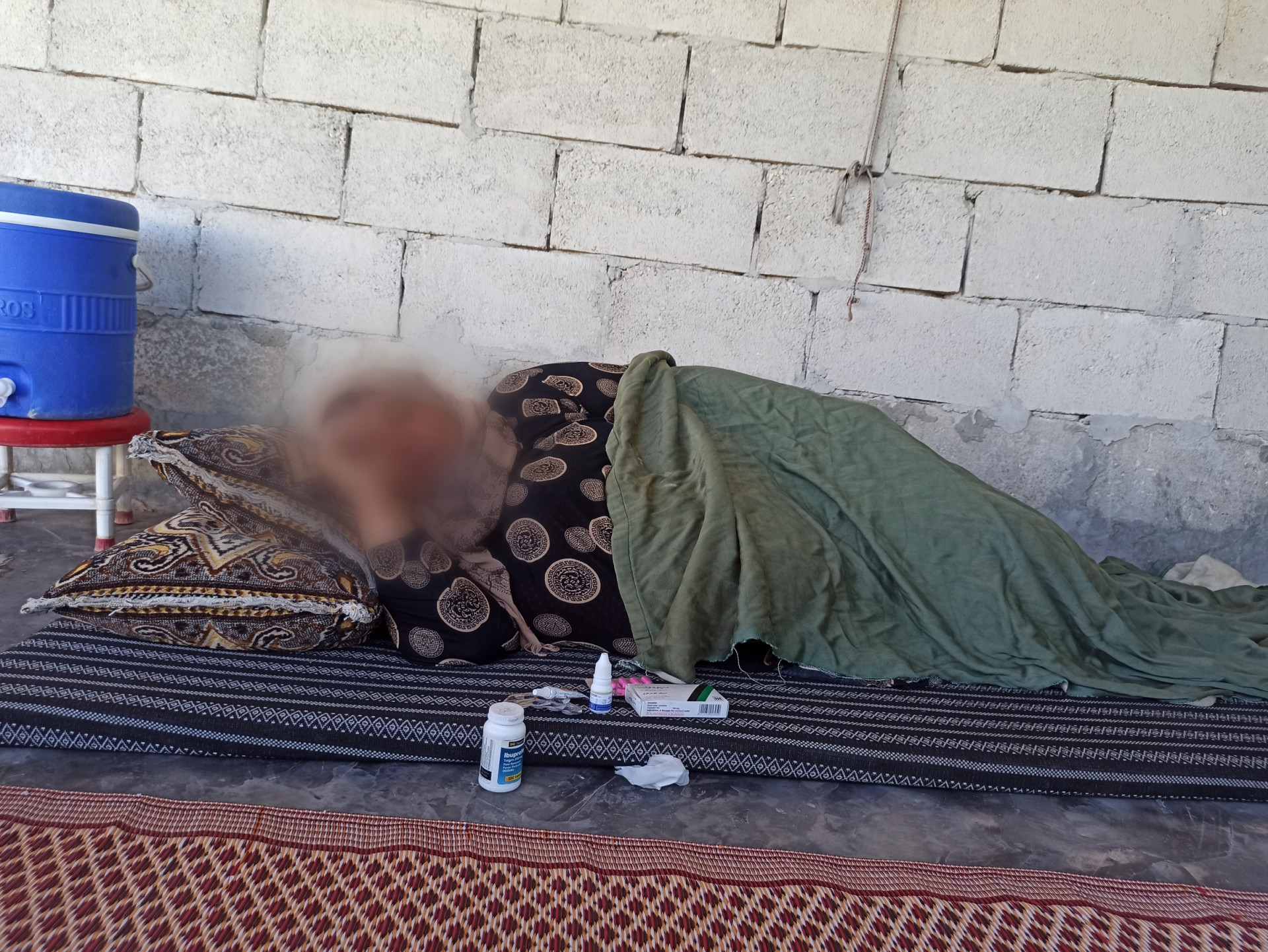 An elderly was injured from the earthquake and needs treatment!