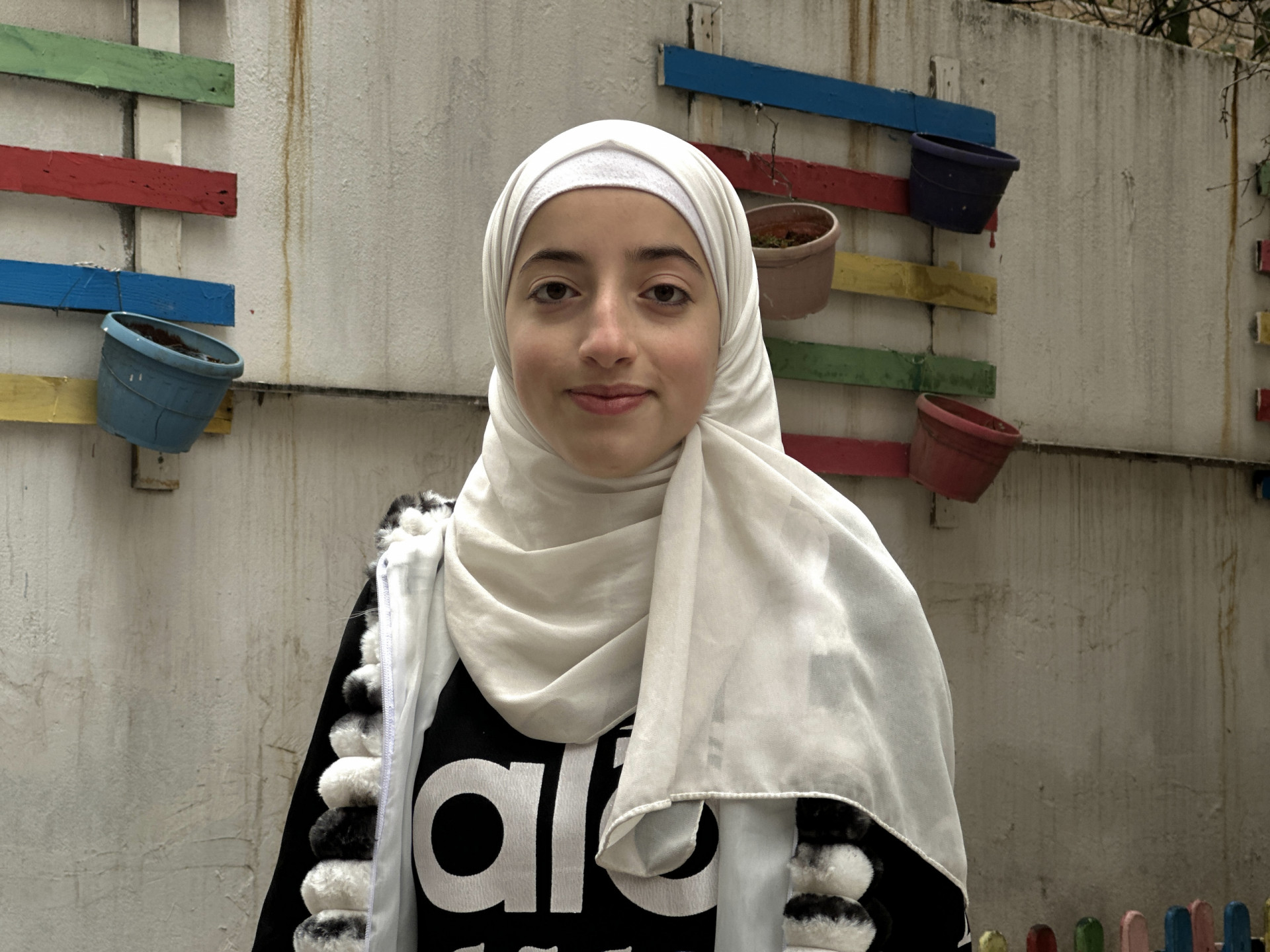 ريماس طفلة يتيمة تحلم بالتعليم