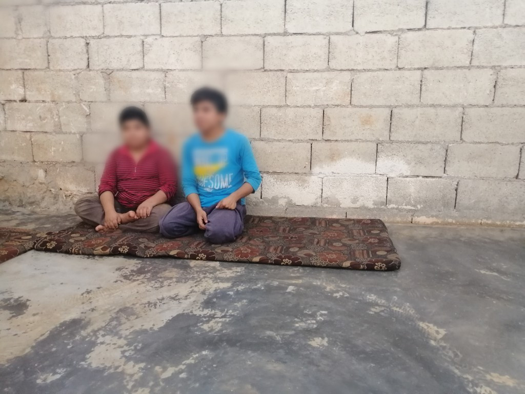 طفل في خيمة يعاني المرض بحاجة للدواء