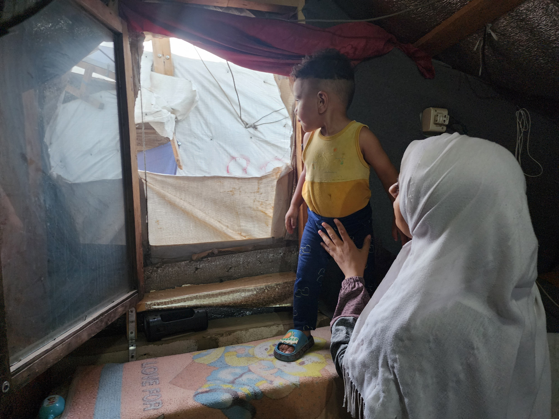 Kholoud and her children are living in difficult living conditions and need your help