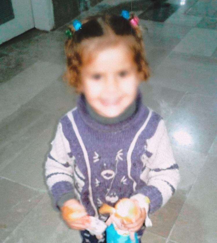 طفلة تشكو من ألم حاد