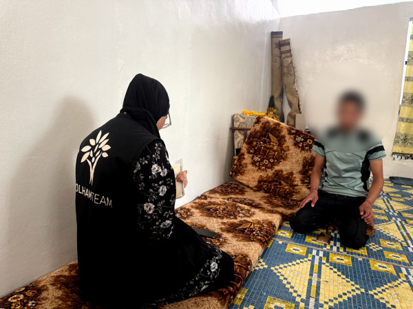 عاد من السجن مثقلاً بالألم