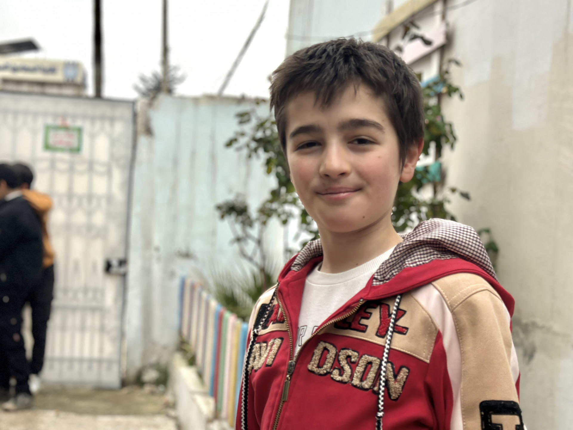 حذيفة… لم يرَ والده يومًا ويحلم بأن يصبح طبيبا