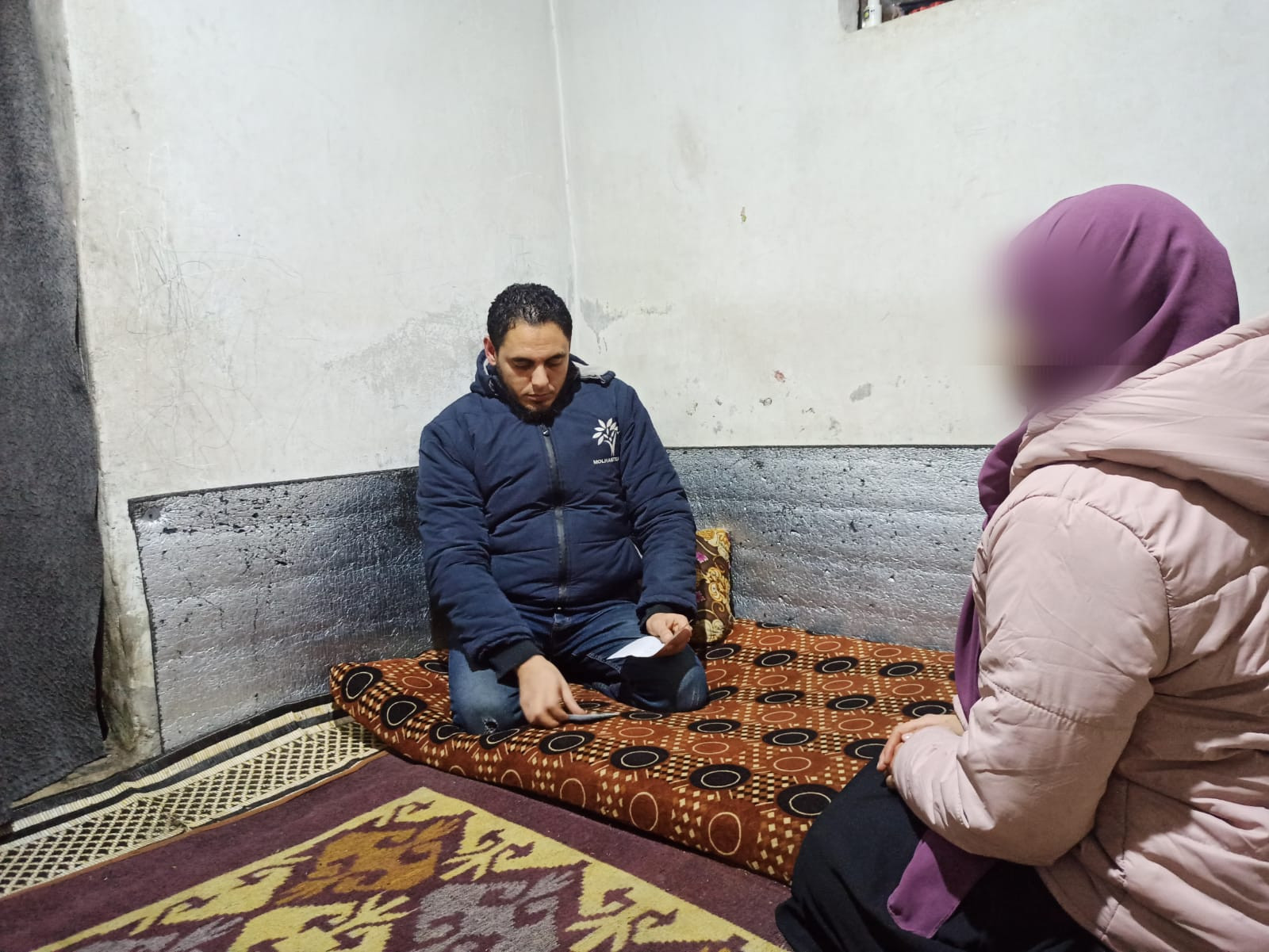في خيمة تملؤها الآلام والأمراض تعيش ضحى وعائلتها