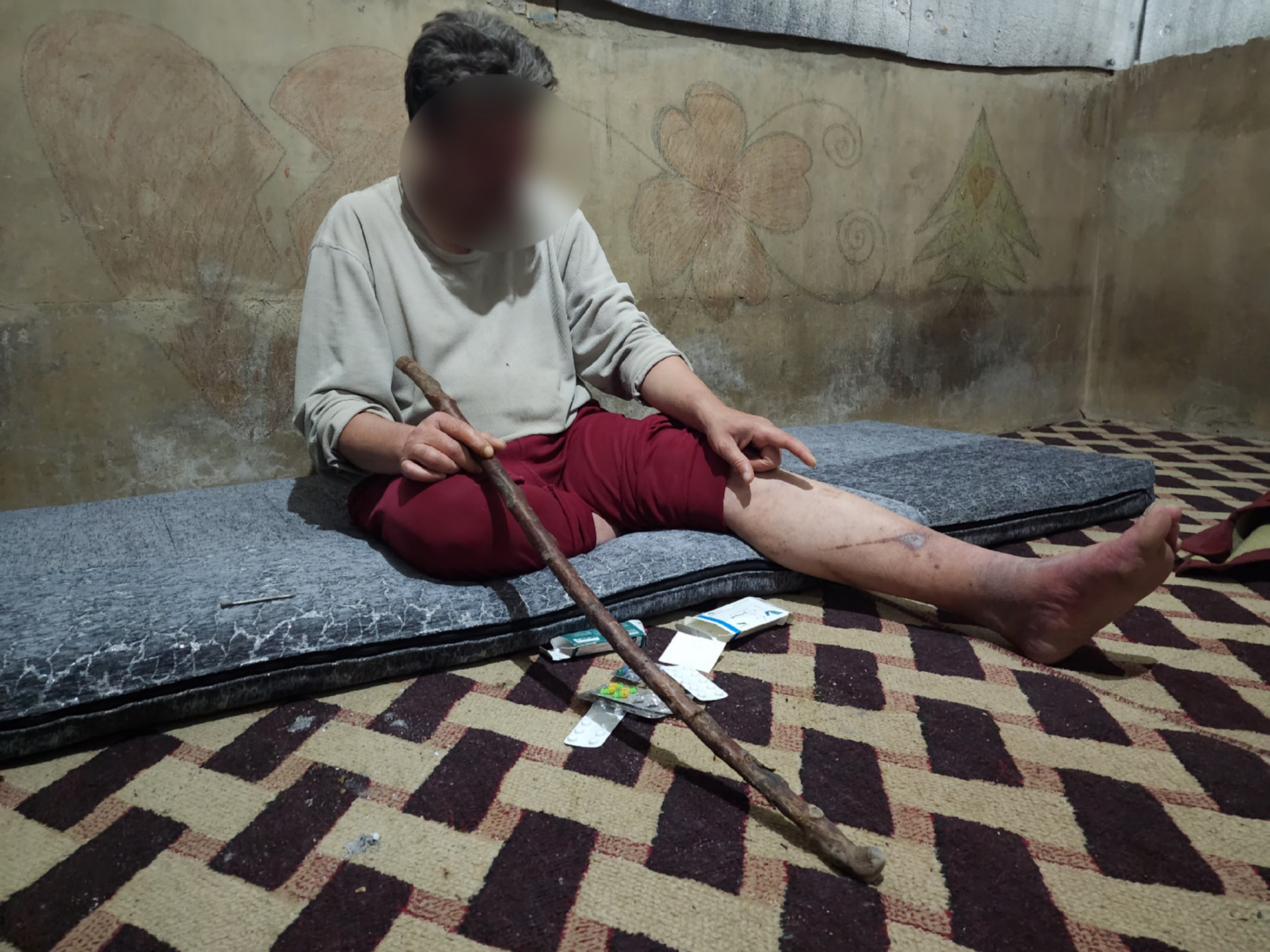 In difficult living conditions, Ma'an lives alone in his tent, suffering without the basics of life.
