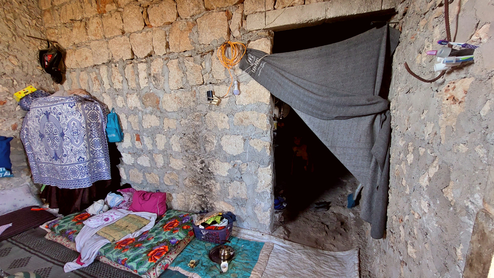 Iman and her 4 orphaned children has no sponsor