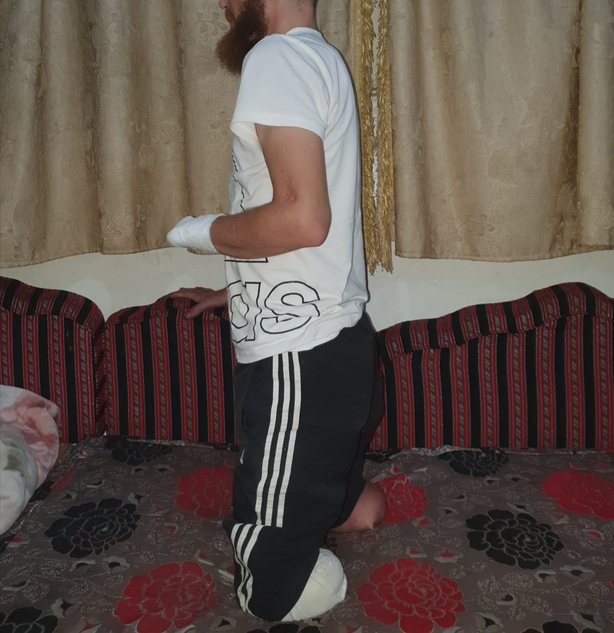شاب فقد أطرافه وموطنه