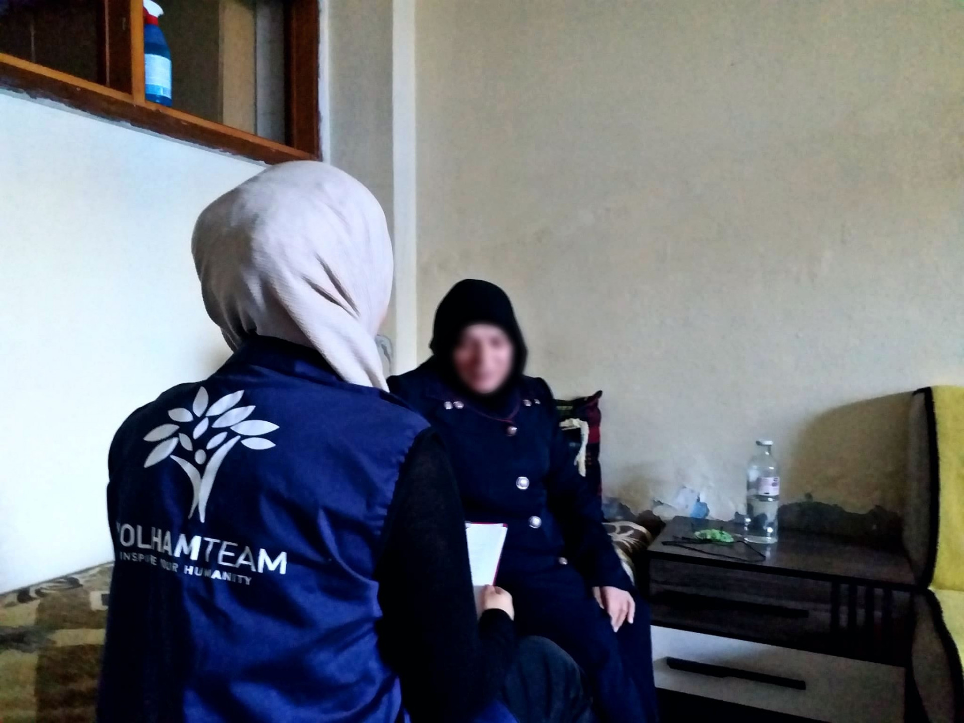 تعيش الخالة فادية مع اختها نادية وتعاني كل منهم من عدة أمراض، ولا يوجد لديهم اي معيل وبحاجة عونكم لتسديد الديون