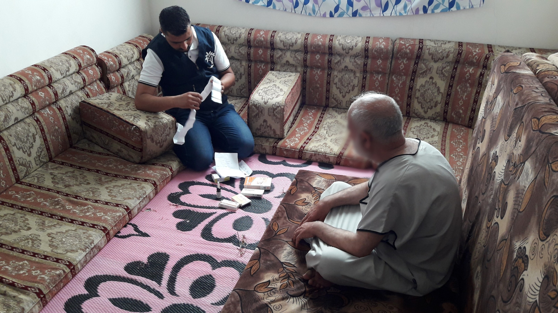 يعاني انفصال شبكية وانعدام رؤية وبحاجة عملية مستعجلة !