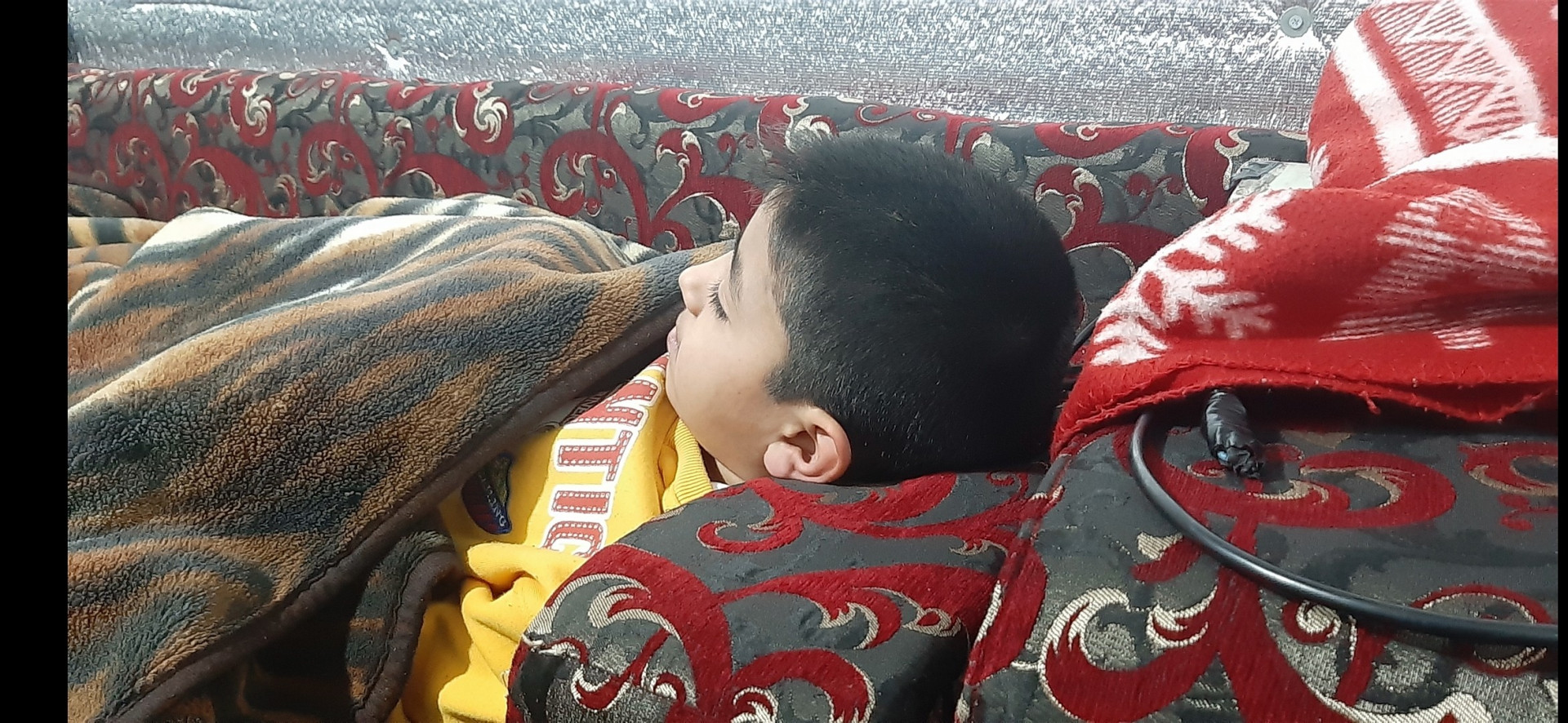 طفل بحاجة عناية طبية