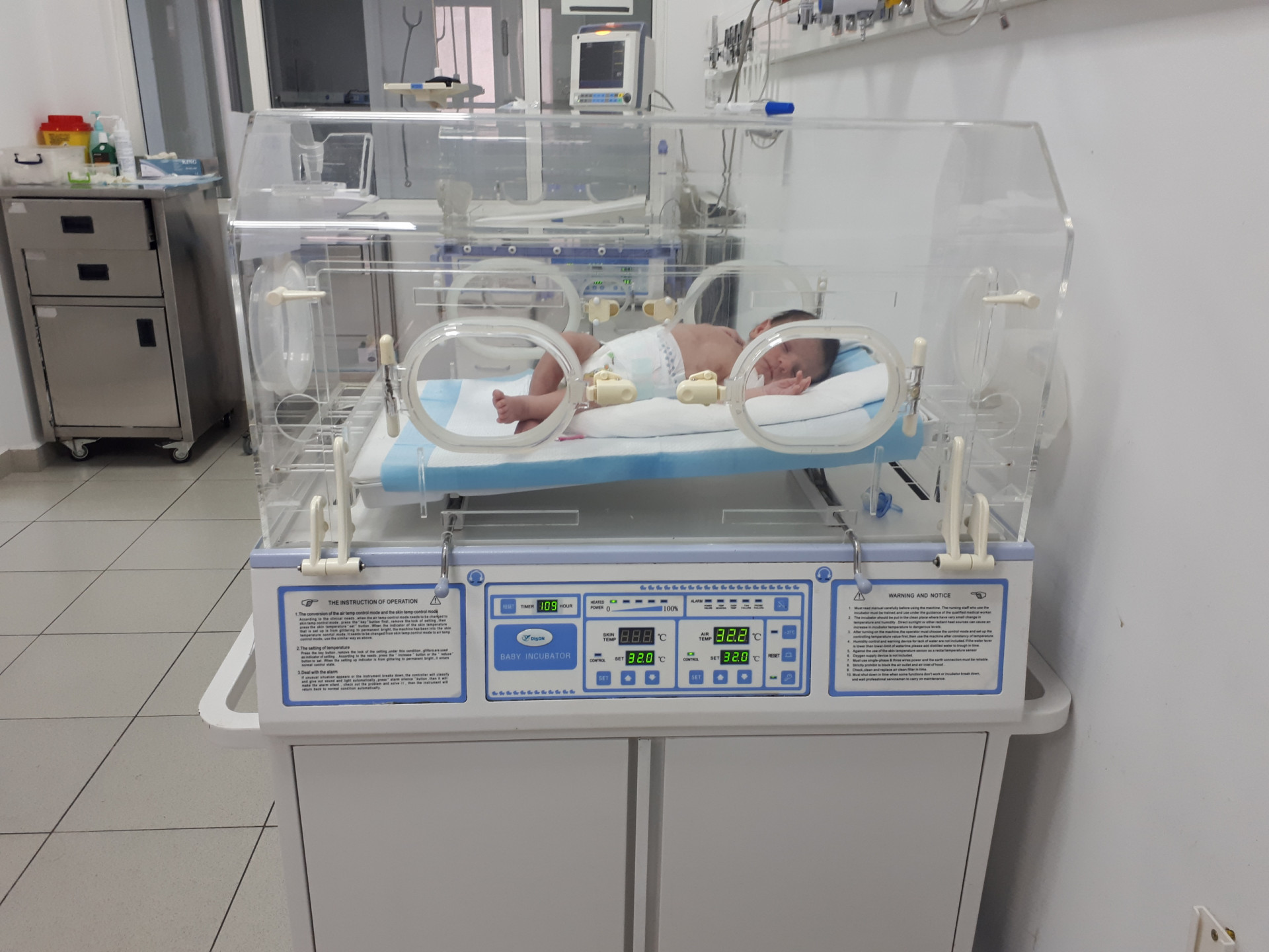 رضيع بحاجة عناية مشددة