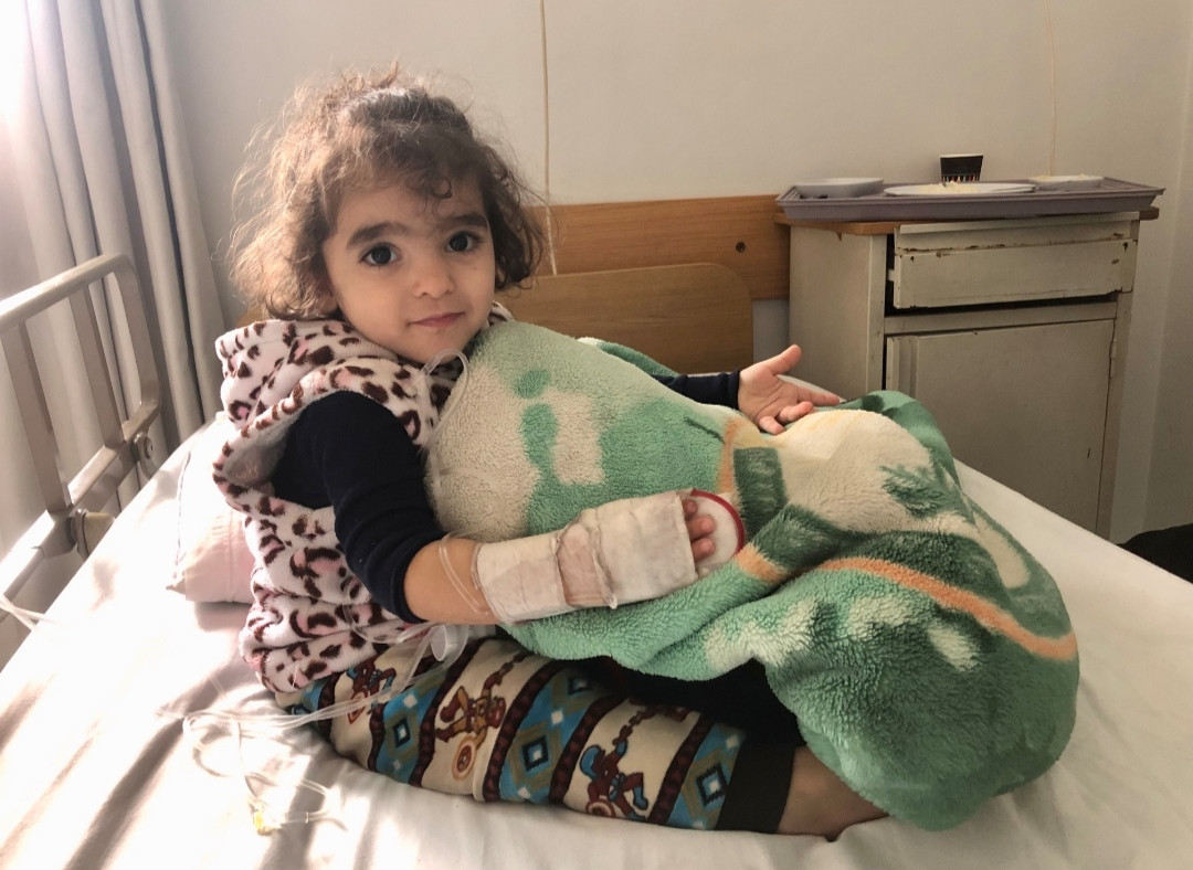 اليانا طفلة مريضة بحاجة مساعدة