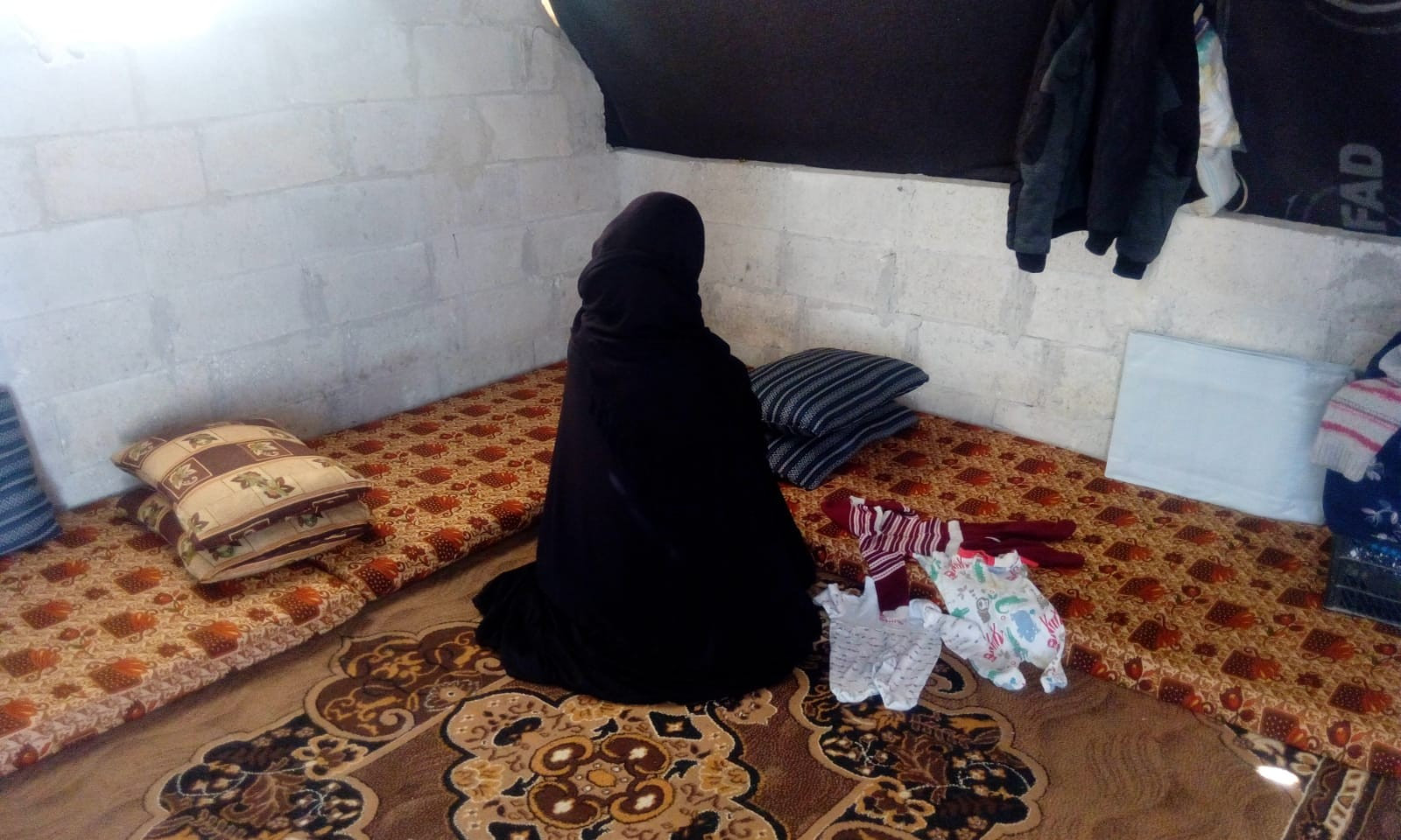 A woman is waiting for her baby in a tent and does not have the medical examination costs
