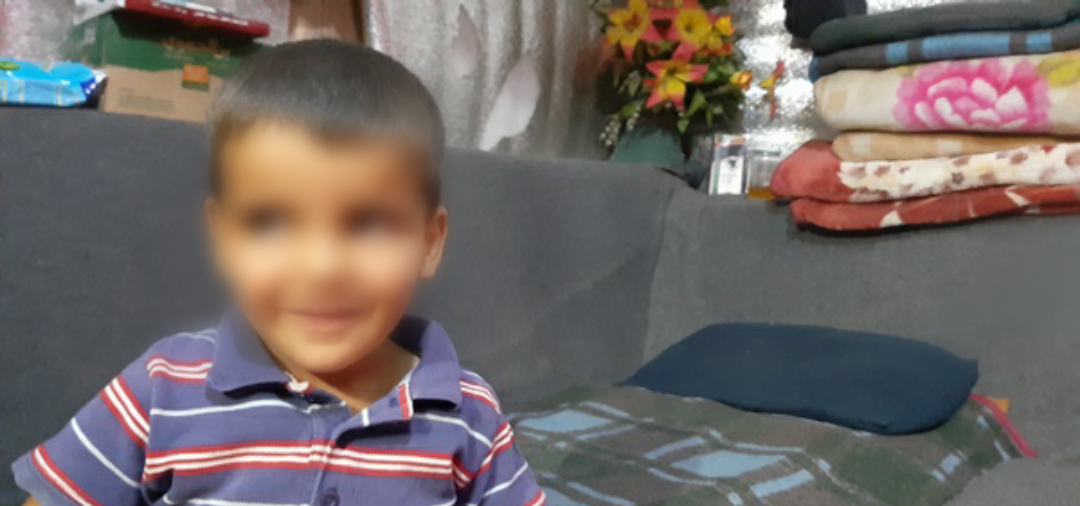 طفل يعاني من مشكلة بالنطق
