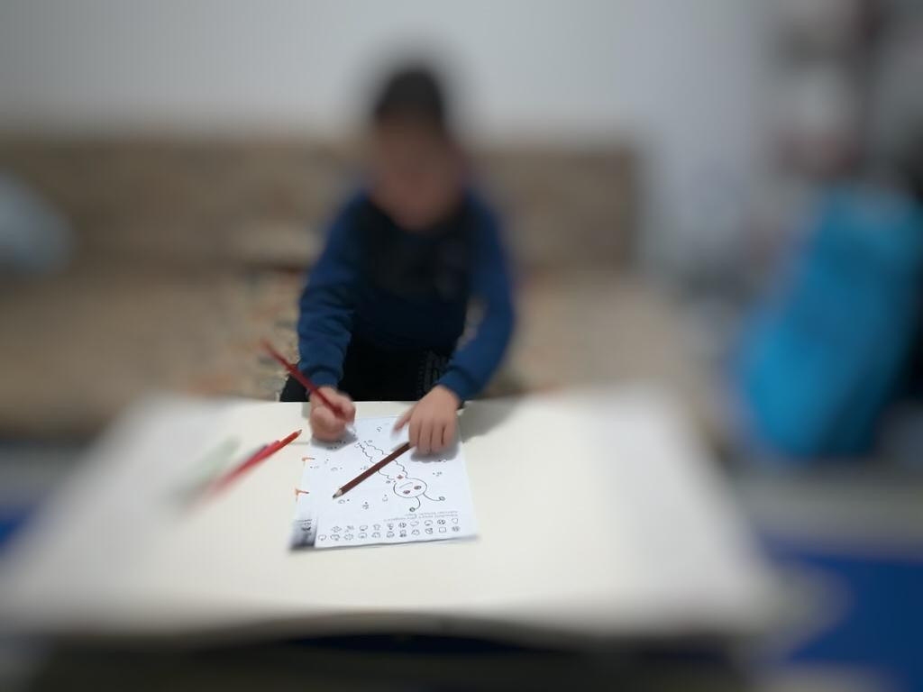 طفل يعاني من مرض المثانة العصبية منذ الولادة