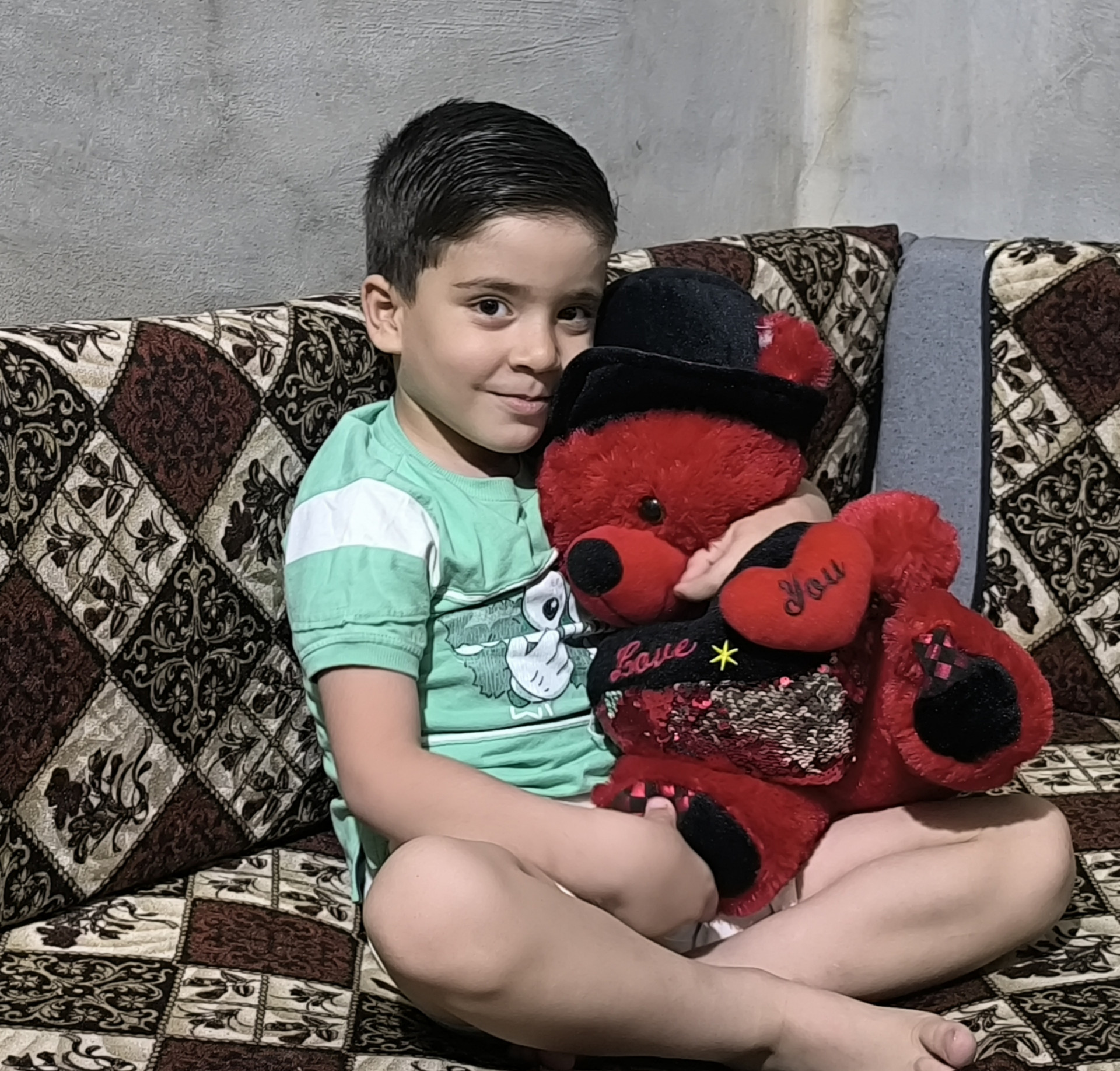 The child Mohamad is sick and waiting for help