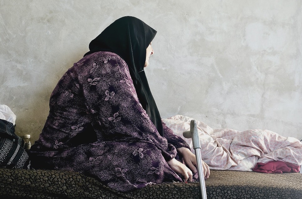 بيتٌ خالٍ وجسدٌ عليل