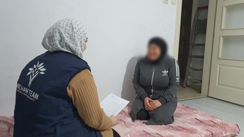 Manar is alone abroad and needs your urgent help