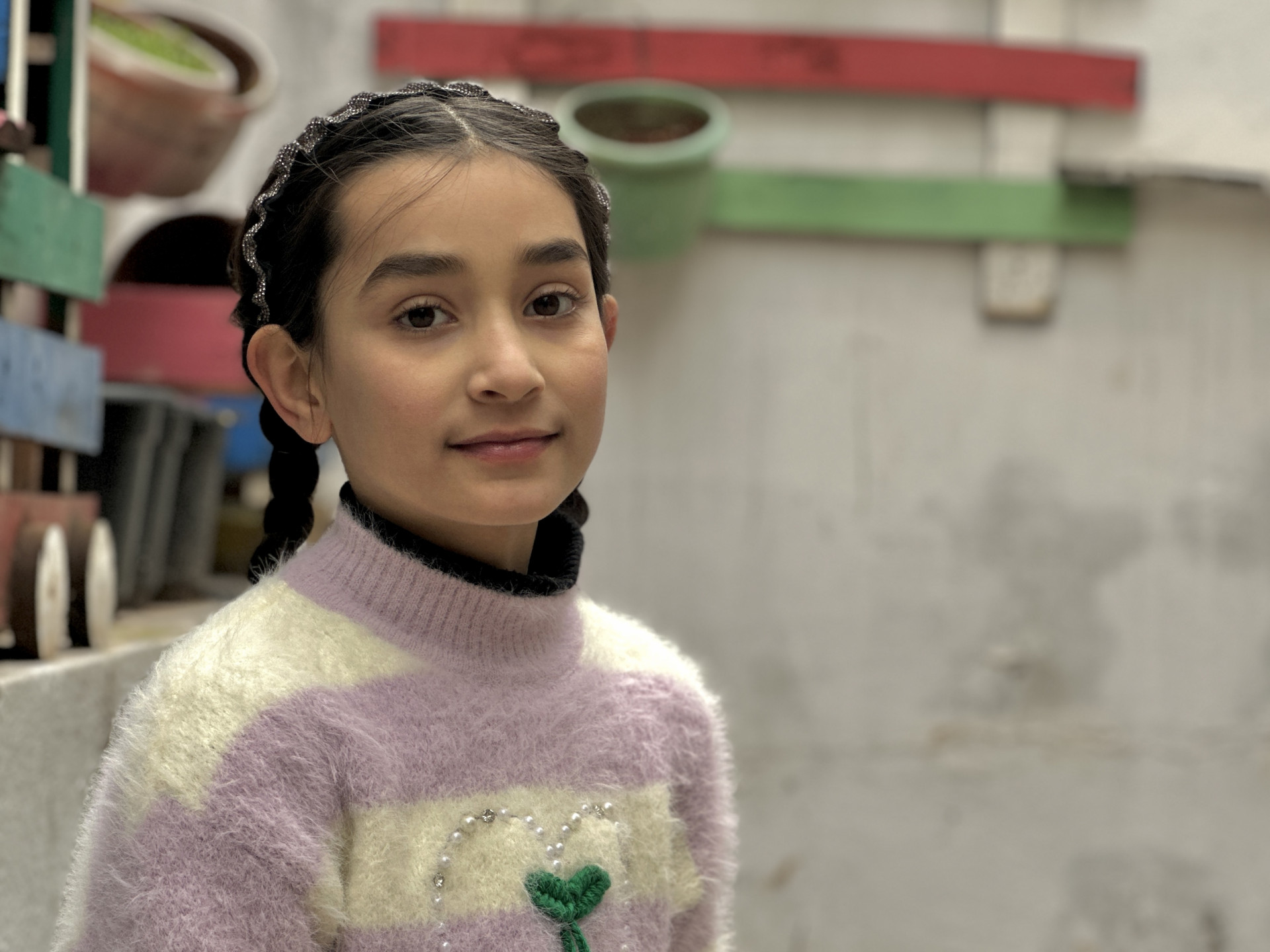 زينة… ابتسامة صغيرة في وجه الصعاب