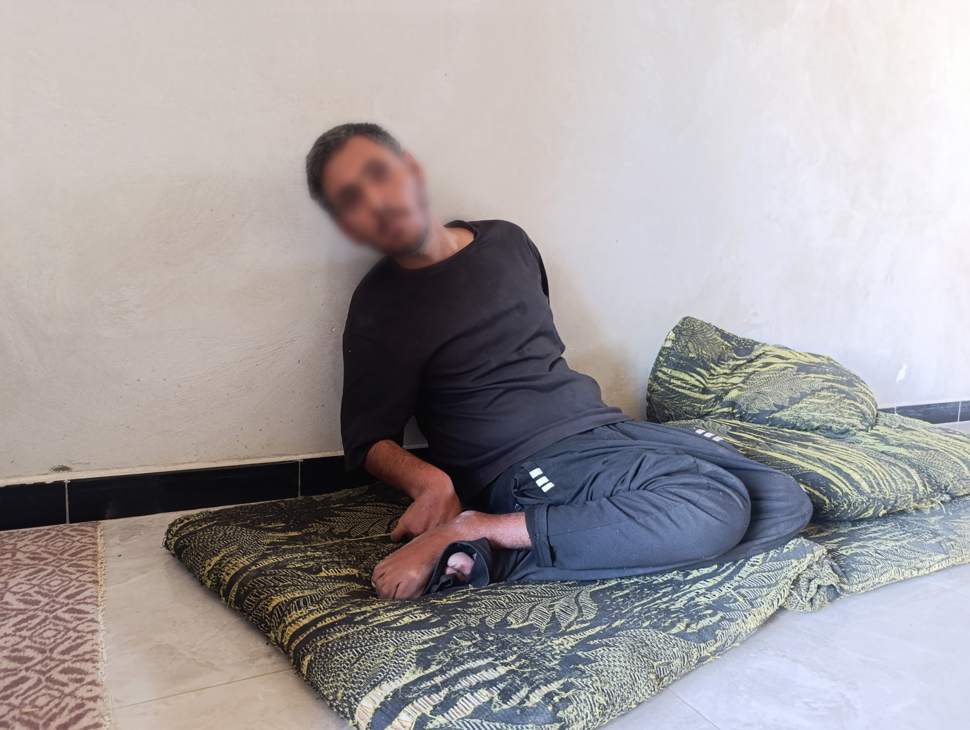 شلل رباعي يحاصر راكان وأمه المسنة