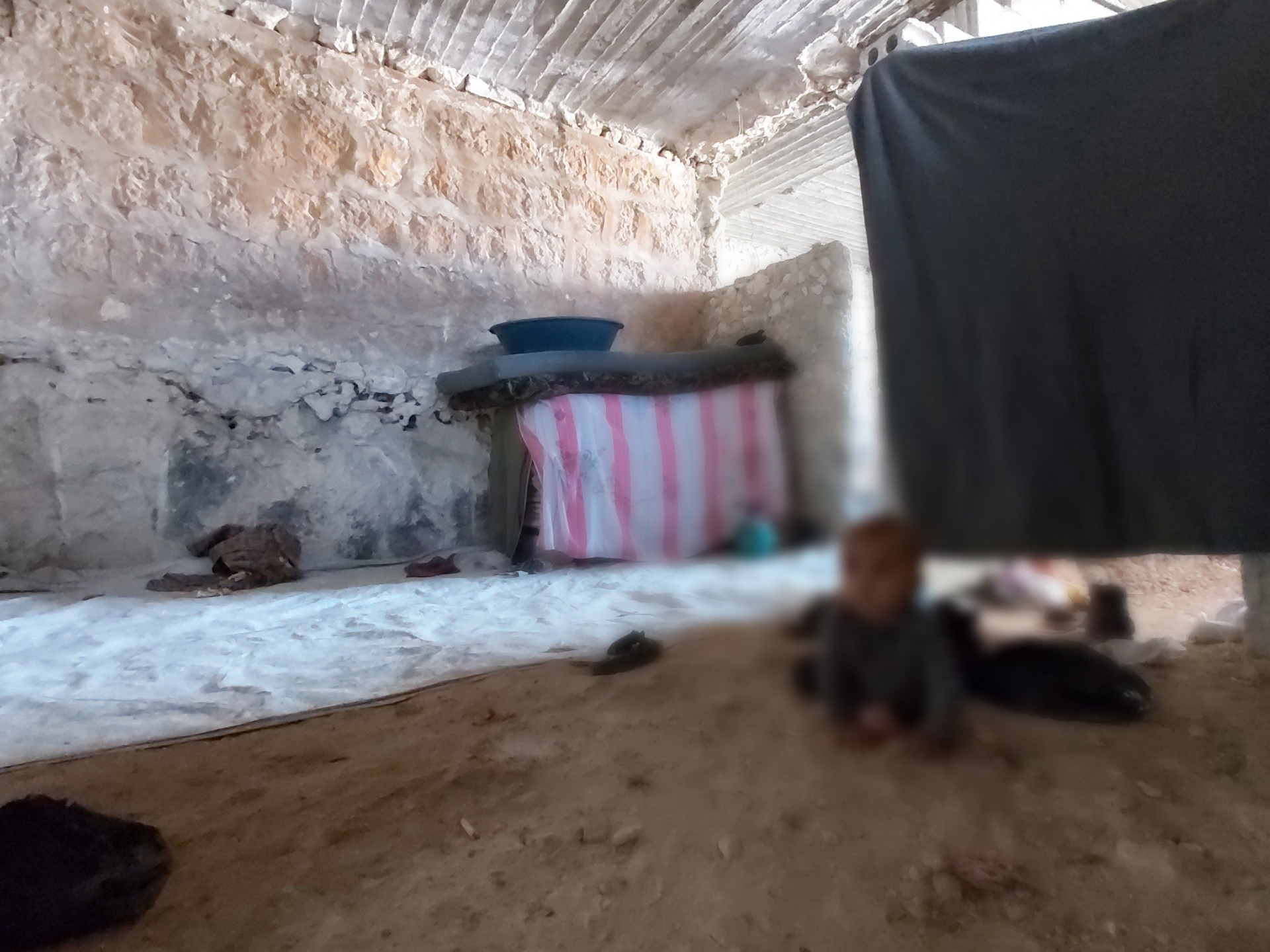 في بيت لا يصلح لتربية الدواجن يتأوى به أيتام صغار