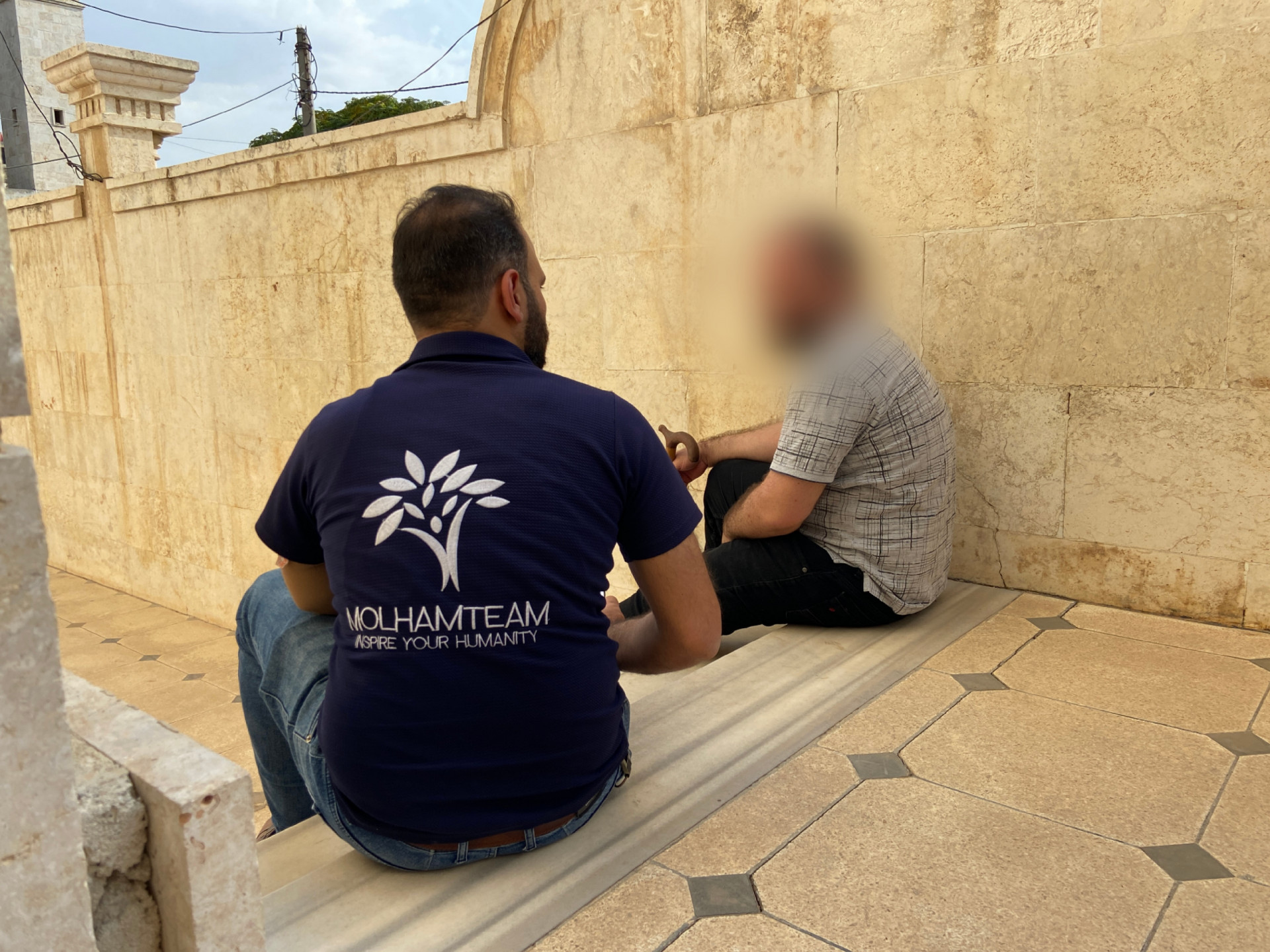 الأخ محمد بحاجة مساعدتكم هل من معين له ولأطفاله؟