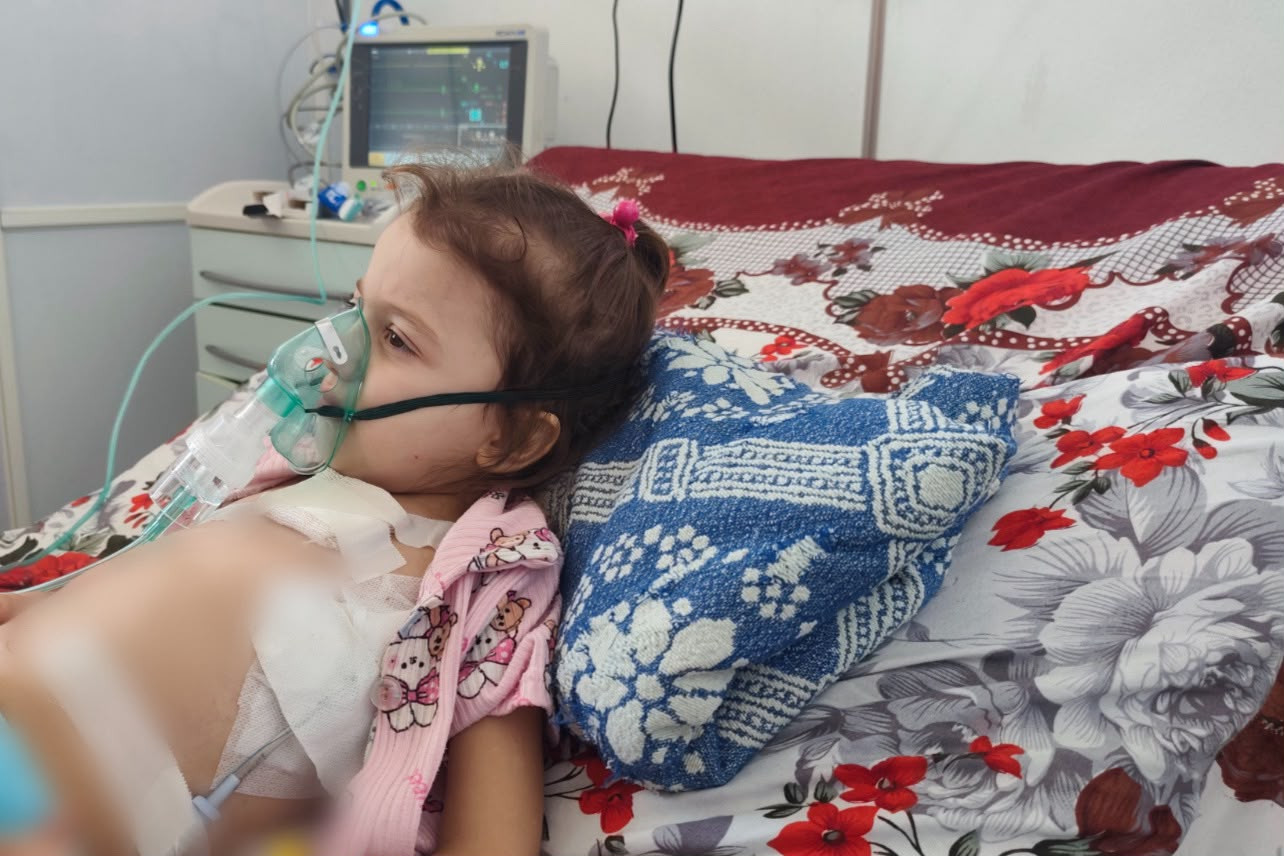 بجسد صغير تواجه ليان مرض السرطان