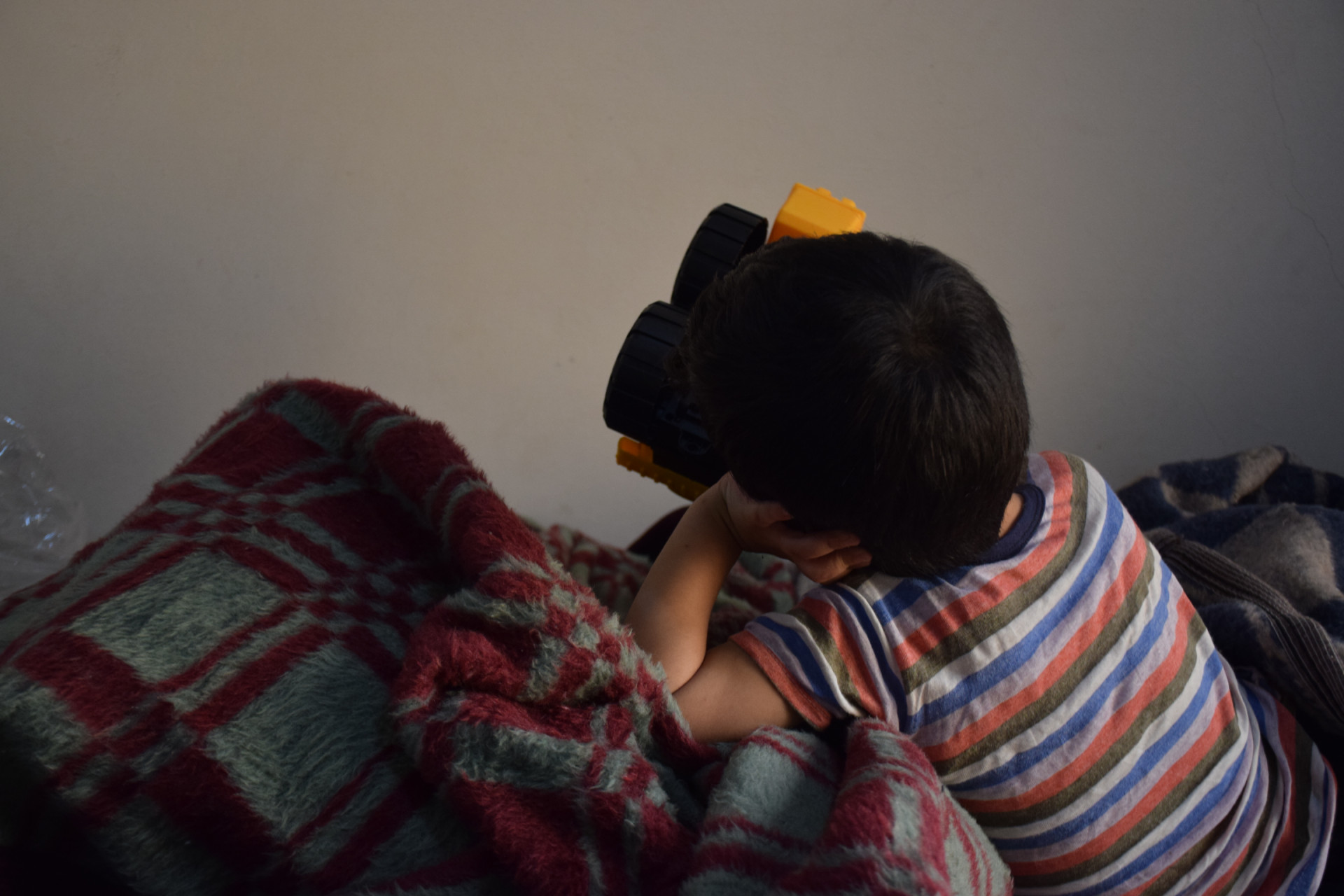 معاذ طفل يّتيمه الزلازل