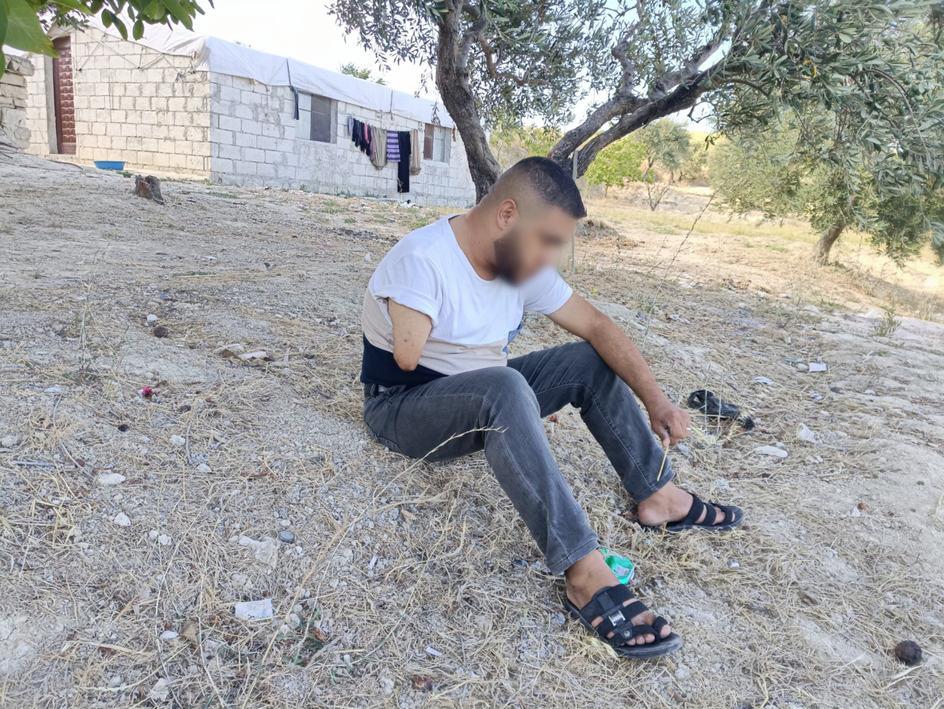 Young Muhammad is helpless after he lost his hand to the bombardment.