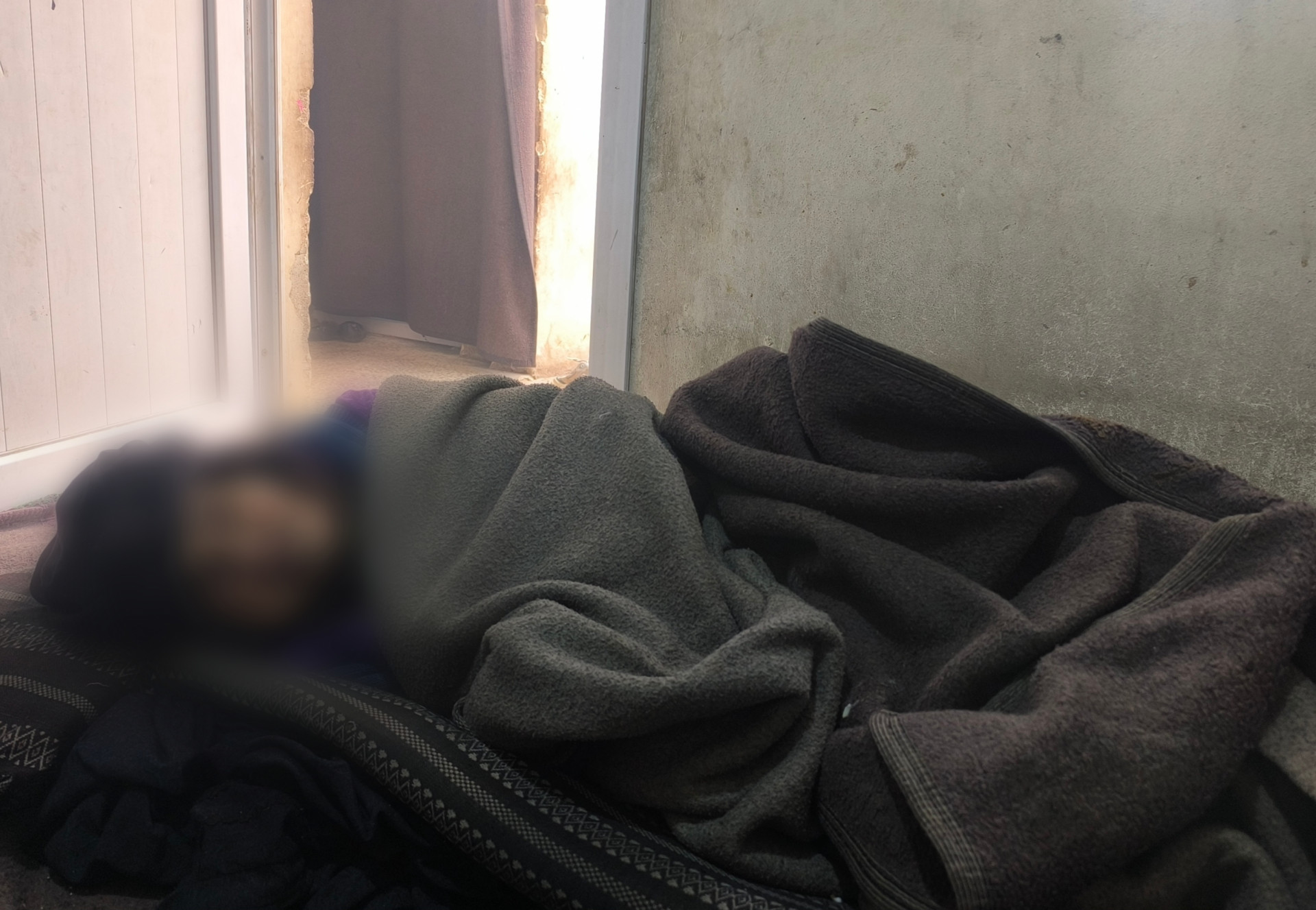 امرأة أثقلها العمر والتهجير