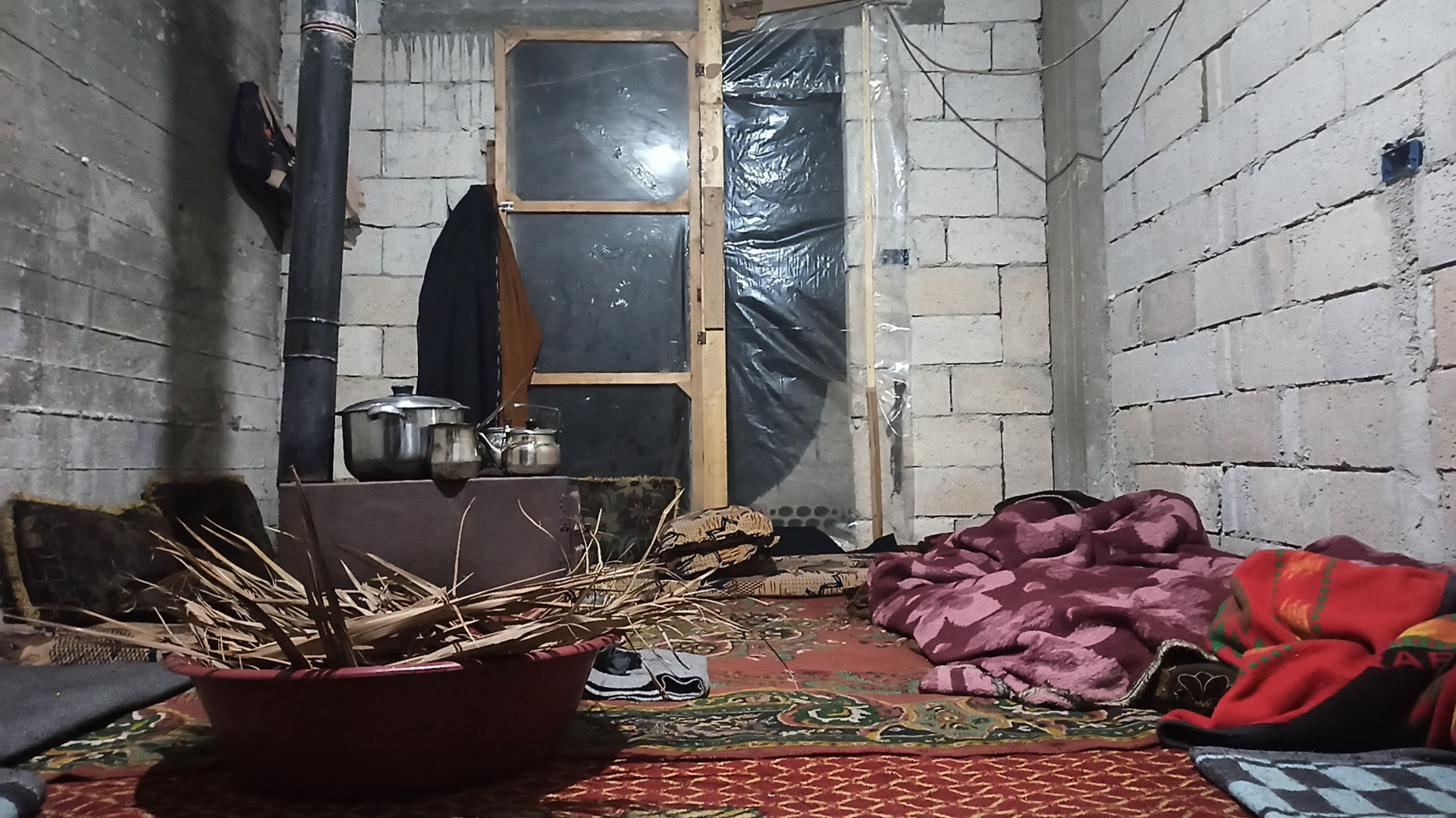 Unfähiger Herr aufgrund seiner Erkrankung mit seiner Familie in einer nicht lebenswert Wohnung
