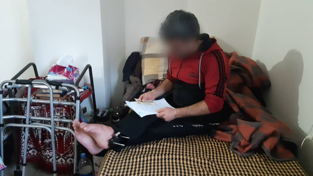 An inured man in Turkey needs support for his family in Syria